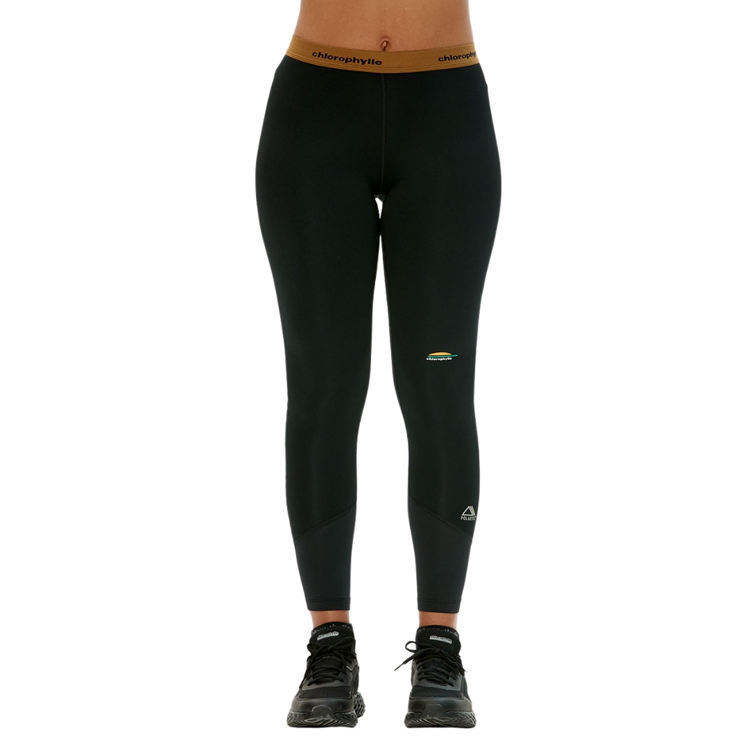 LEGGING COUCHE DE BASE CHLOROPHYLLE CHL ULTRA POUR FEMME couleur noir pur vu du legging noir avec band élastique a la taile brune porté par une femme vu e de la taille aux pieds de face