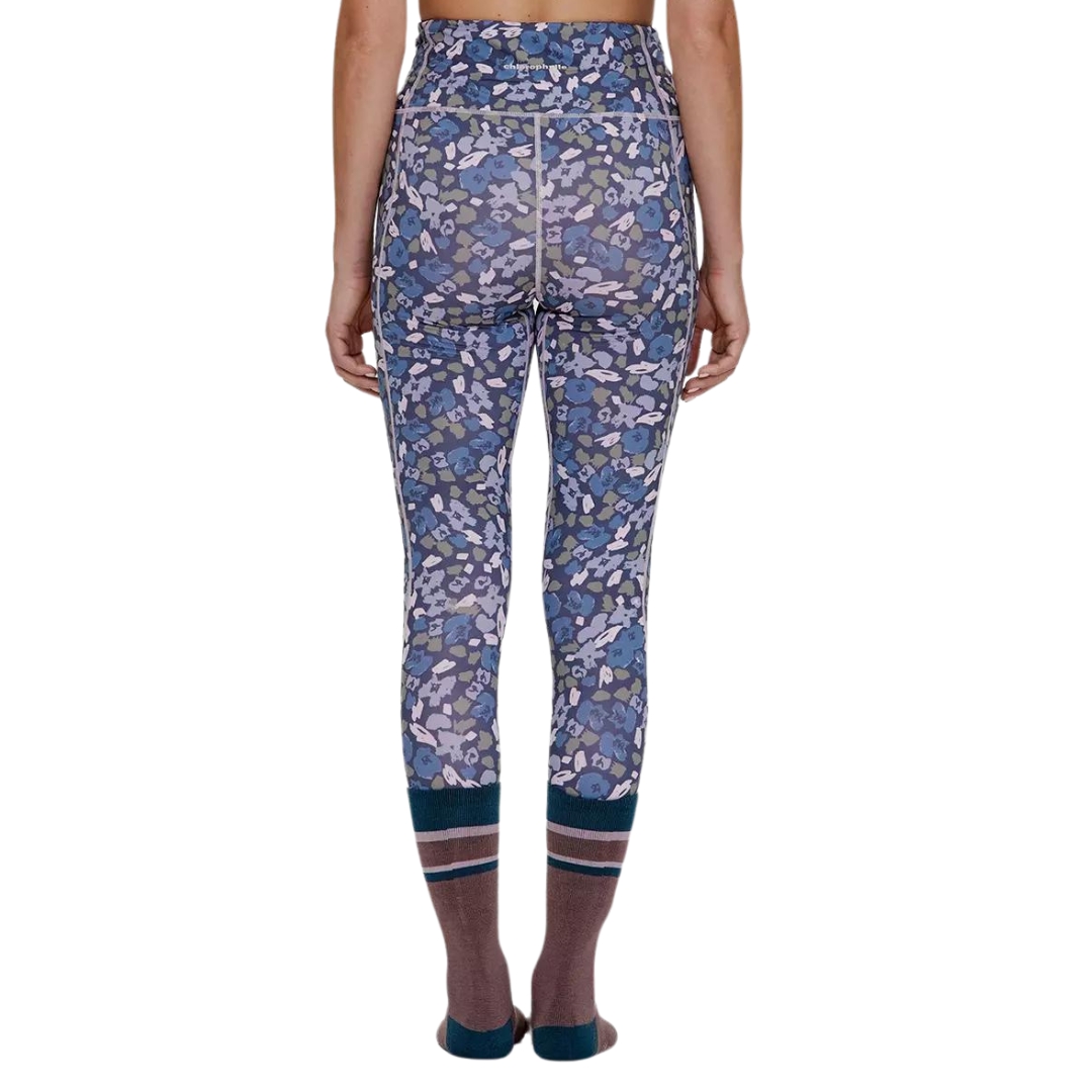 LEGGING COUCHE DE BASE CHLOROPHYLLE CHL2 POUR FEMME couleur FLEUR BLEU ODYSSÉE vu du legging bleu marin avec motif fleuraux abstrait dans les tons de bleu royal, lilas et vert olive porté par une femme vue de la taille aux pieds de dos