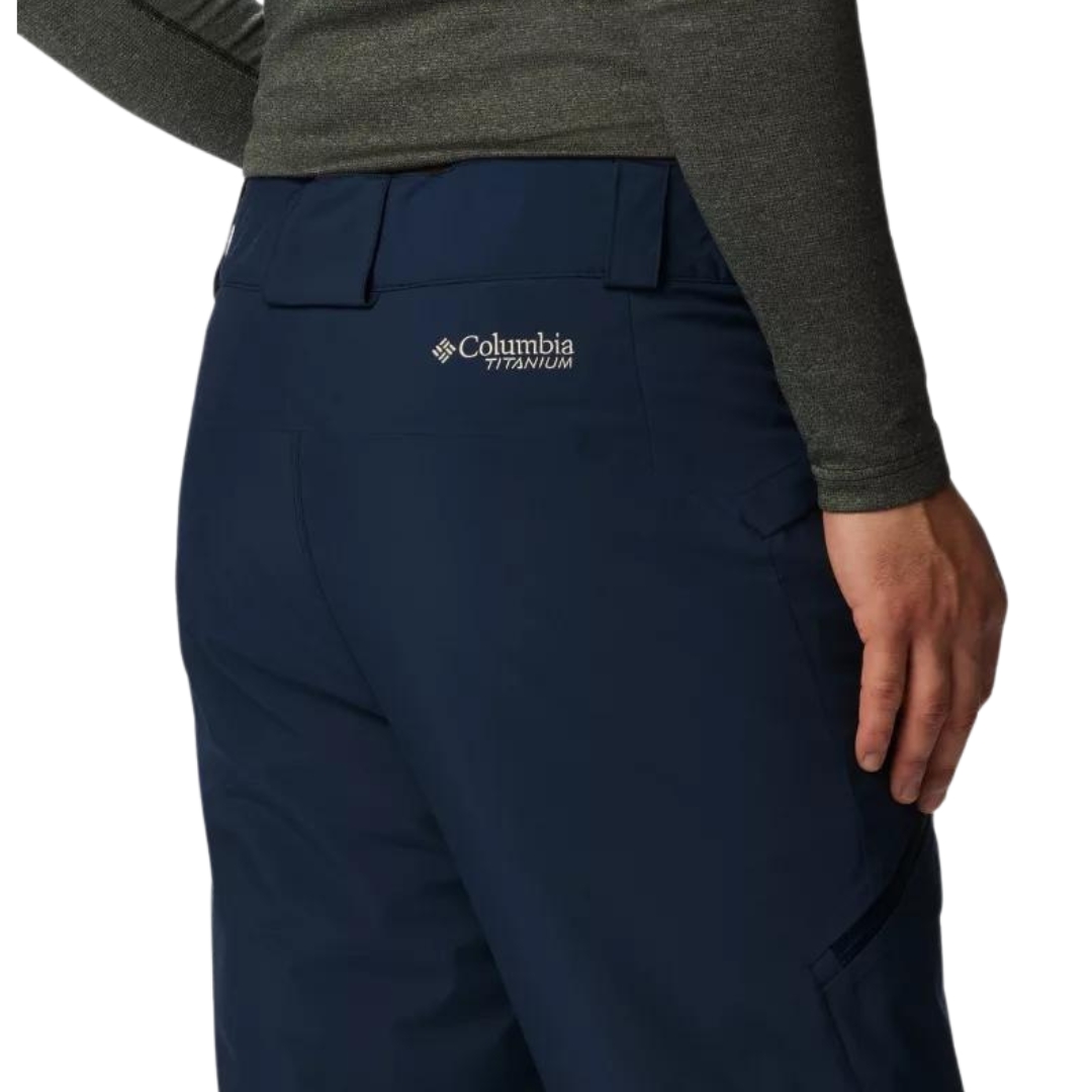 PANTALON DE NEIGE COLUMBIA KICK TURN III POUR HOMME couleur 464-COLLEGIATE NAVY vu du pantalon marine porté par un homme vu en gros plan sur le haut arrière du pantalon