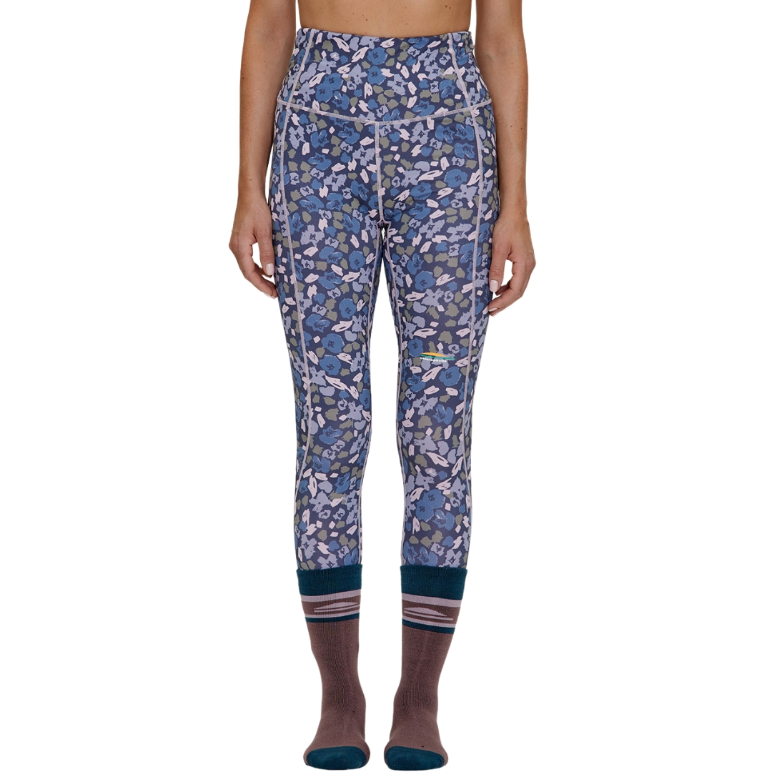 LEGGING COUCHE DE BASE CHLOROPHYLLE CHL2 POUR FEMME couleur FLEUR BLEU ODYSSÉE vu du legging bleu marin avec motif fleuraux abstrait dans les tons de bleu royal, lilas et vert olive porté par une femme vue de la taille aux pieds de face