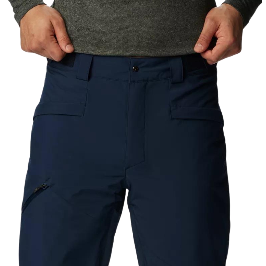 PANTALON DE NEIGE COLUMBIA KICK TURN III POUR HOMME couleur 464-COLLEGIATE NAVY vu du pantalon marine porté par un homme vu en gros plan sur le haut avant du pantalon