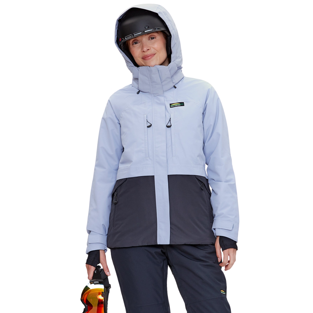 MANTEAU DE SKI ALPIN CHLOROPHYLLE CHILLY POUR FEMME couleur CIEL HIVER/CORBEAu vu du manteau bleu ciel pale et bleu marin foncé porté par une femme vue de la tête aux cuisses de face