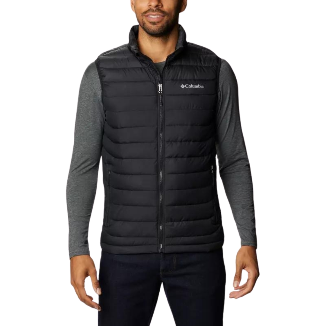 VESTE ISOLÉE SANS MANCHES COLUMBIA POWDER LITE POUR HOMME couleur 010-black vu de la veste noire portée par un homme vu de face de la tête aux cuisses