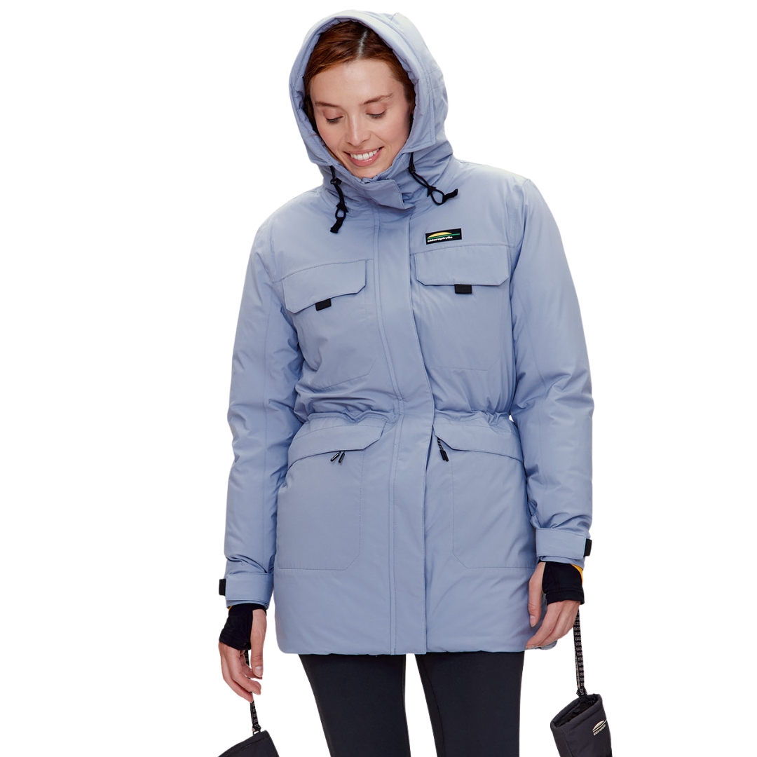 PARKA ISOLÉ EN DUVET CHLOROPHYLLE EXPLORATEUR POUR FEMME couleur ciel hiver vu du manteau long bleu ciel porté par une femme vue de la tête aux cuisses de face