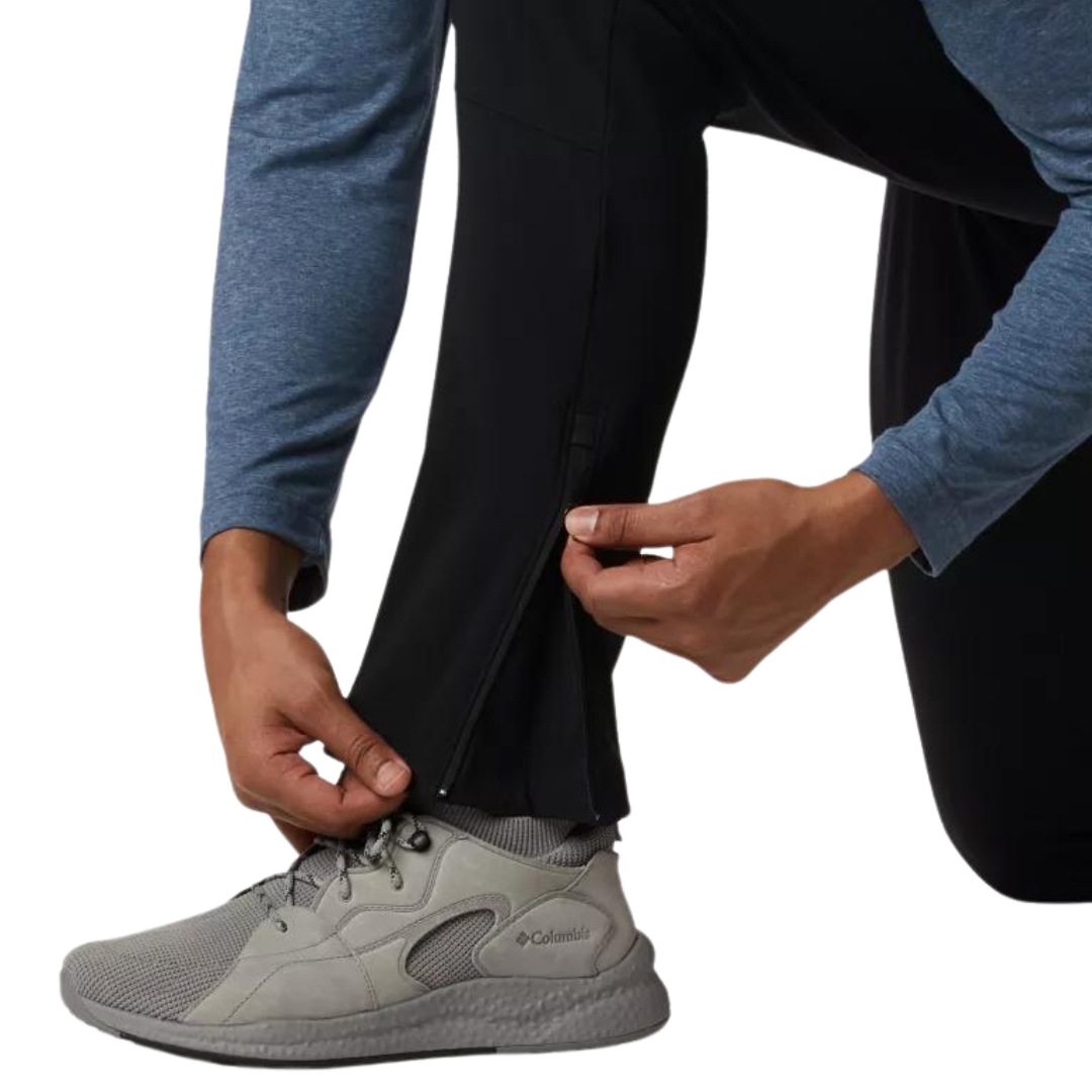 PANTALON ISOLÉ DE PLEIN AIR COLUMBIA TECH TRAIL POUR HOMME couleur 010-black vu du pantalon noir porté par un homme vu en gros plan sur le bas de la jambe à soufflet