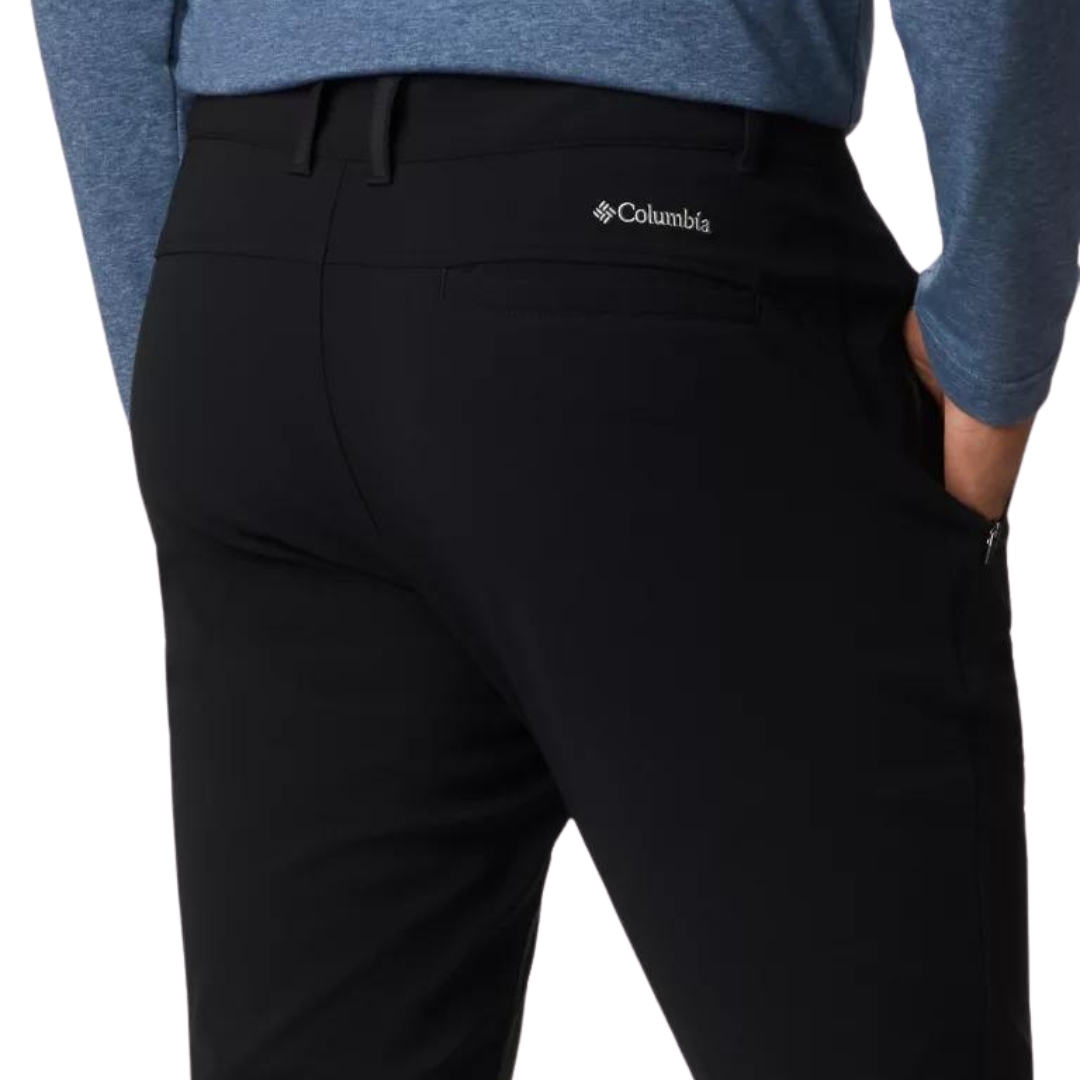 PANTALON ISOLÉ DE PLEIN AIR COLUMBIA TECH TRAIL POUR HOMME couleur 010-black vu du pantalon noir porté par un homme vu en gros plan sur le haut arrière du pantalon