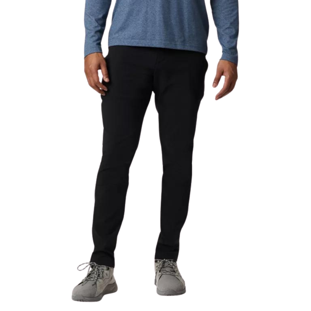 PANTALON ISOLÉ DE PLEIN AIR COLUMBIA TECH TRAIL POUR HOMME couleur 010-black vu du pantalon noir porté par un homme vu de la taille aux pieds de face