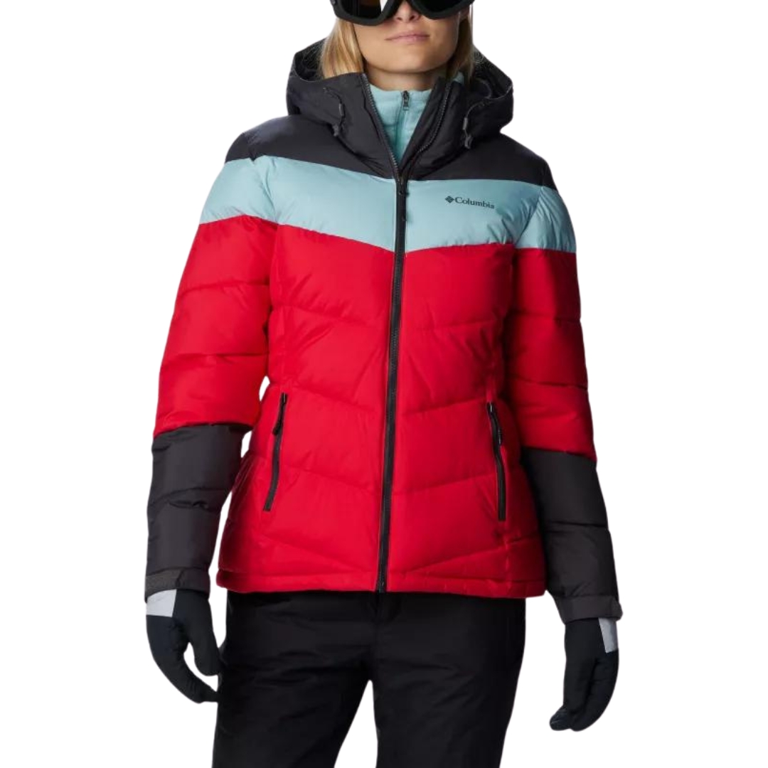 MANTEAU DE SKI ALPIN ISOLÉ COLUMBIA ABBOTT PEAK POUR FEMME COULEUR 658-RED LILY/SHARK/AQUA HAZE VU DU MANTEAU ROUGE, GRIS FONCÉ ET BLEU CIEL PORTÉ PAR UNE FEMME VUE DE LA TÊTE AUX CUISSES DE FACE