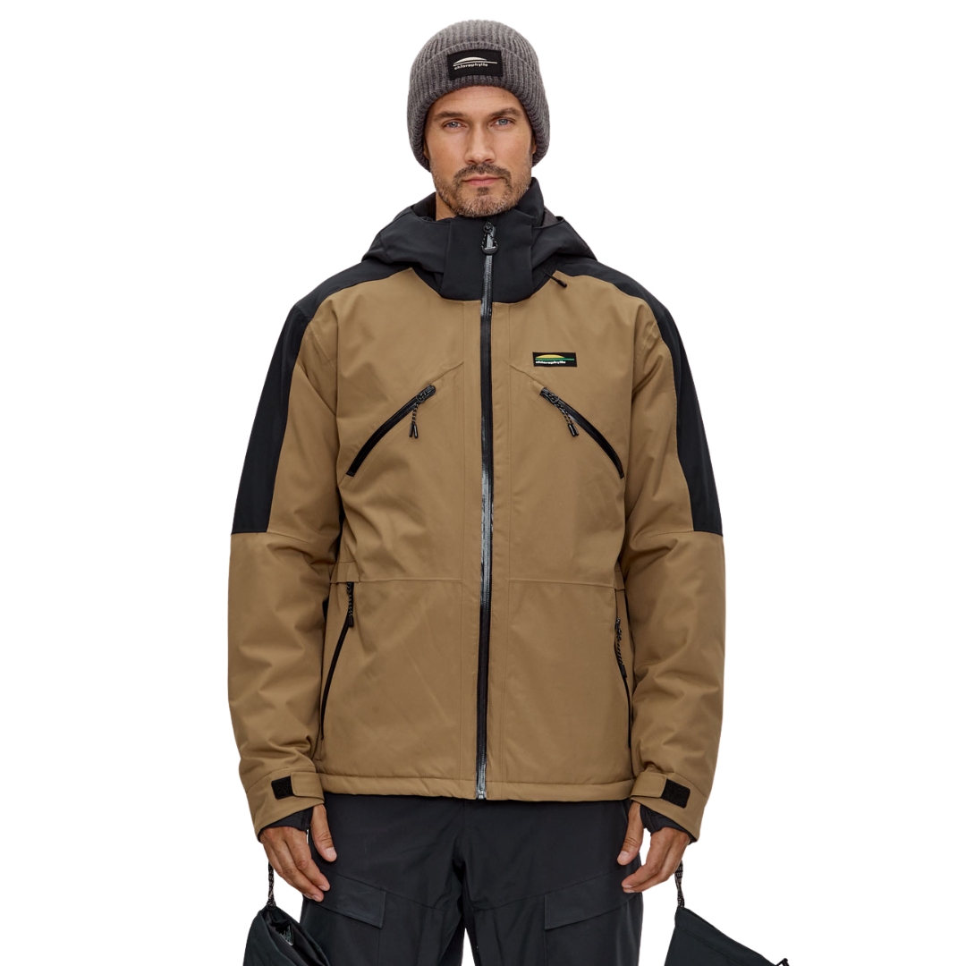 MANTEAU DE SKI CHLOROPHYLLE SQUAMISH POUR HOMME COULEUR ORME/NOIR PUR VU DU MANTEAU BRUN SABLE ET NOIR PORTÉ PAR UN HOMME VU DE LA TÊTE AUX CUISSES DE FACE