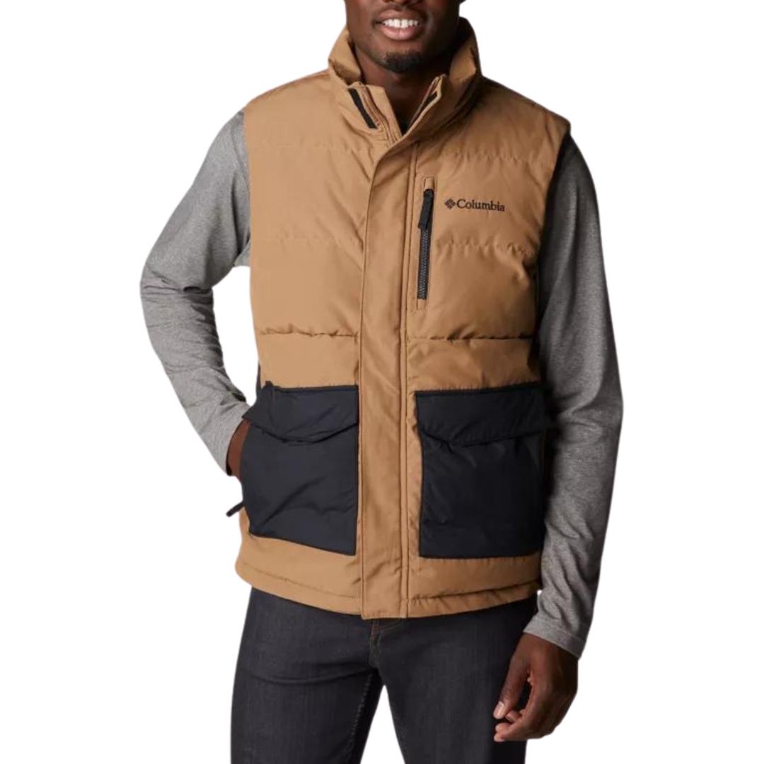 VESTE ISOLÉE SANS MANCHES COLUMBIA MARQUAM PEAK FUSION POUR HOMME COULEUR 257-DELTA/BLACK VUE DE LA VESTE BRUNE PALE ET NOIRE PORTÉE PAR UN HOMME VU DE LA TÊTE AUX CUISSES DE FACE