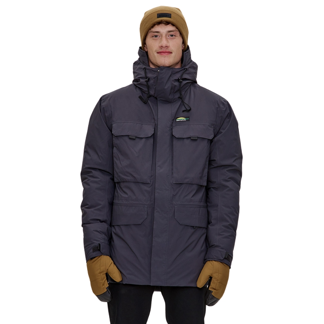 PARKA ISOLÉ EN DUVET CHLOROPHYLLE EXPLORATEUR POUR HOMME couleur noir pur vu du parka noir porté par un homme vu de la tête aux cuisses de face