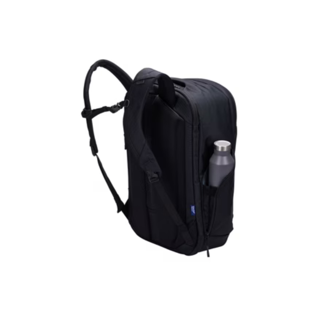BAGAGE DE CABINE CONVERTIBLE THULE SUBTERRA 2 de coté avec bouteille d'eau dans la pochette latérale