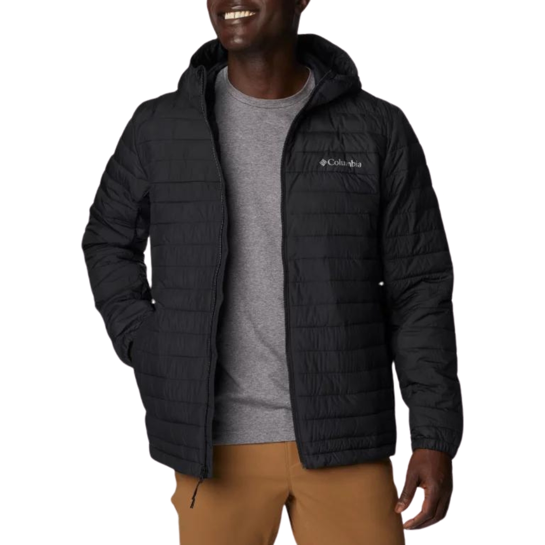 MANTEAU ISOLÉ À CAPUCHON COLUMBIA SILVER FALLS POUR HOMME couleur 010-BLACK vu du manteau matelassé noir porté par un homme vu de la tête aux cuisses de face avec le manteau ouvert