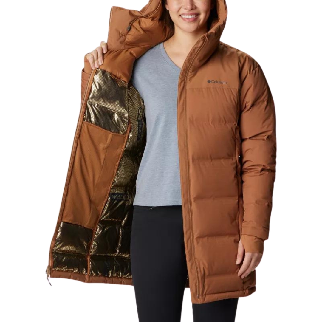 MANTEAU ISOLÉ EN DUVET COLUMBIA OPAL HILL MID POUR FEMME couleur 224-CAMEL BROWN vu du manteau brun sable porté par une femme vue de la tête aux cuisses de face elle montre un pan intérieur du manteau