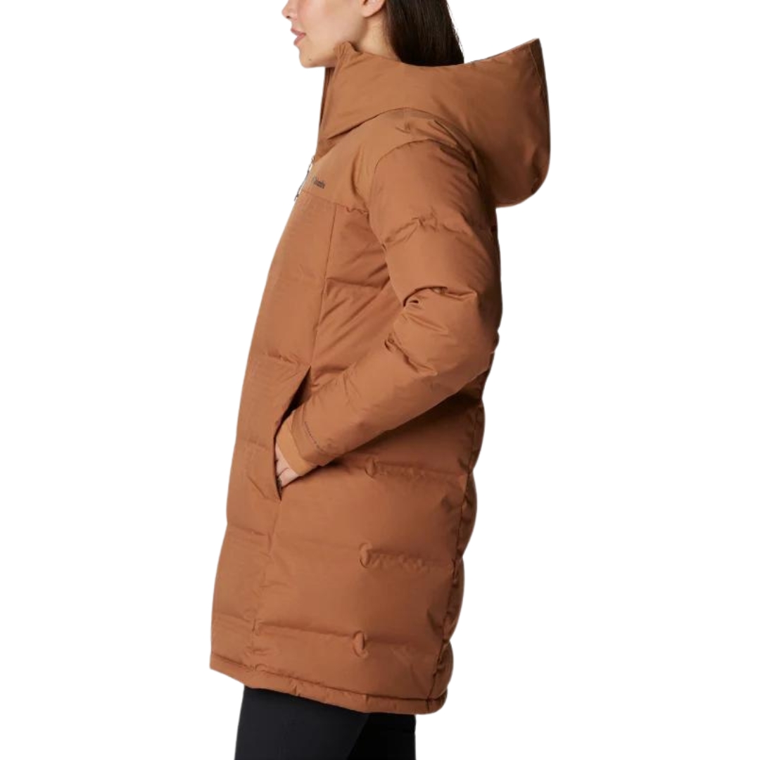 MANTEAU ISOLÉ EN DUVET COLUMBIA OPAL HILL MID POUR FEMME couleur 224-CAMEL BROWN vu du manteau brun sable porté par une femme vue de la tête aux cuisses de profil gauche