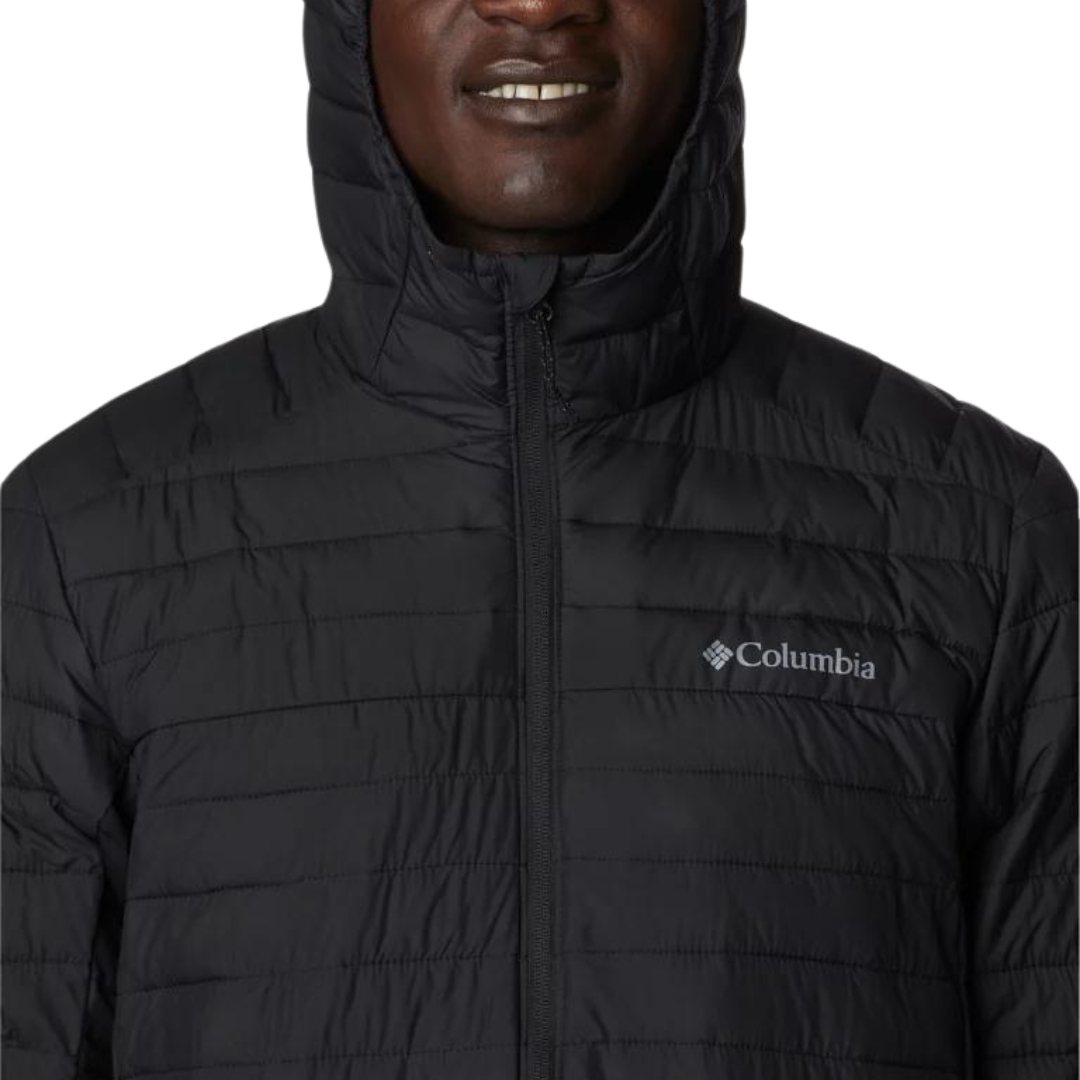 MANTEAU ISOLÉ À CAPUCHON COLUMBIA SILVER FALLS POUR HOMME couleur 010-BLACK vu du manteau matelassé noir porté par un homme vu de face en gros plan sur le haut du manteau l'homme porte le capuchon sur la tête