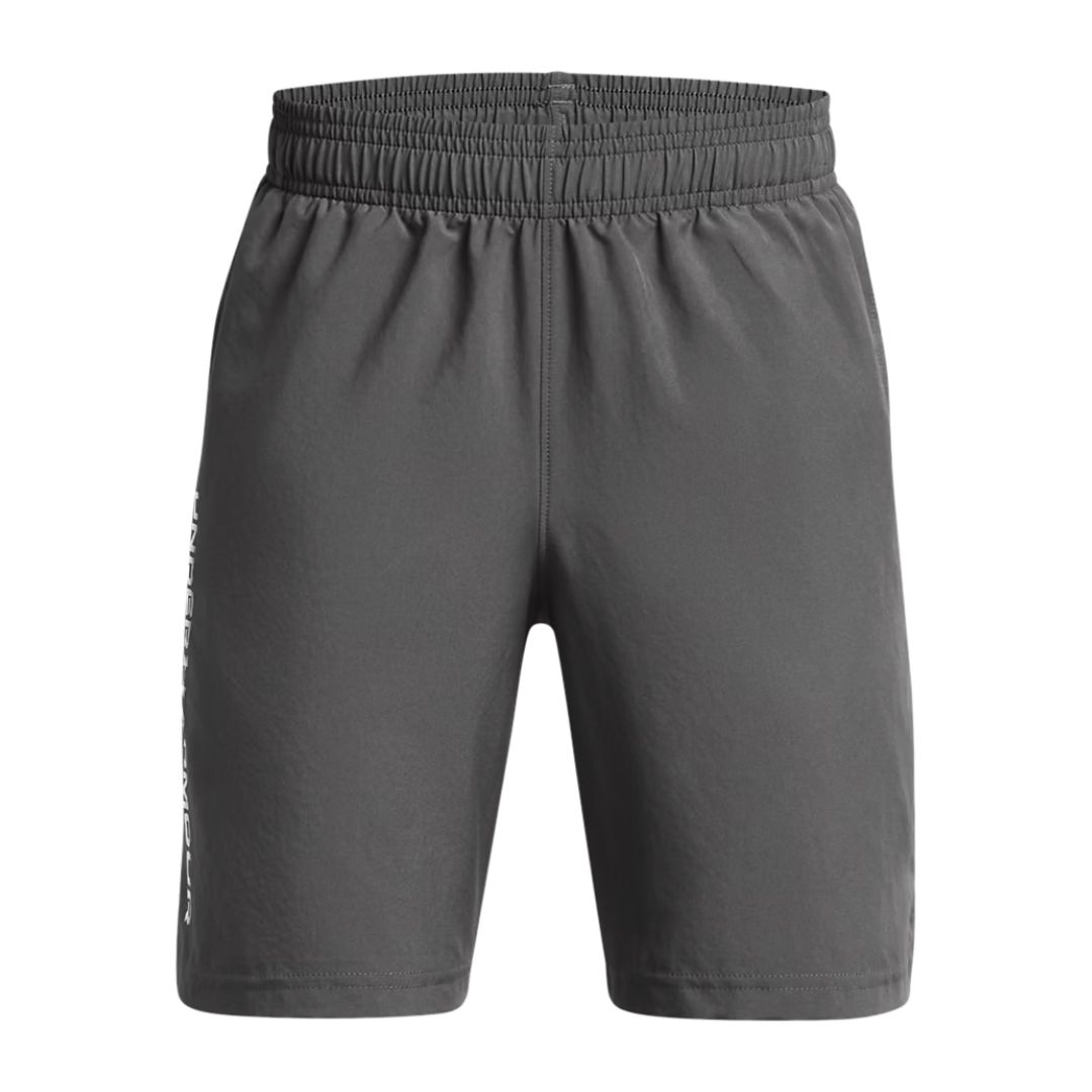 SHORT UNDER ARMOUR WOODMARK POUR ENFANT, de couleur grise, doté d'une taille élastiquée et d'un design sobre et uni, avec un discret lettrage le long de la couture latérale gauche. Présenté sur fond blanc.