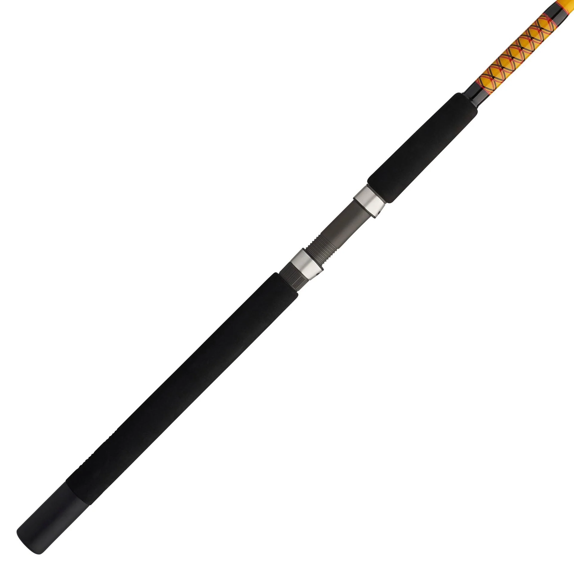 Gros plan sur la poignée d'une canne à pêche avec des poignées en mousse noire, un porte-moulinet en métal et une partie de la canne à pêche enveloppée d'un motif en losange jaune et orange.