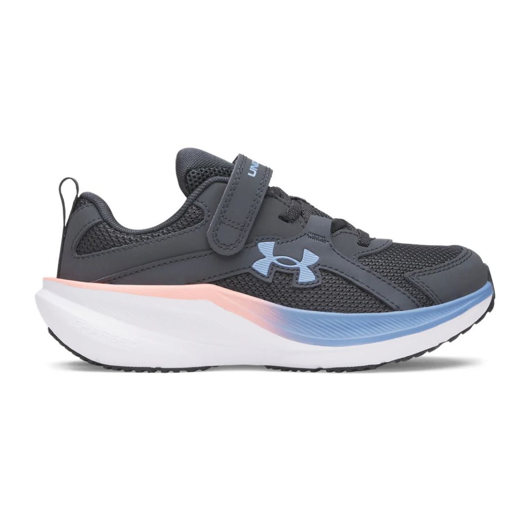La UA ASSERT 11 AC est une basket Under Armour noire dotée d'une bande Velcro, d'une tige en mesh et d'une semelle blanche rehaussée de touches de bleu et de rose.