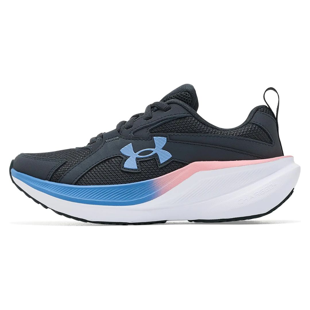 Vue de profil, la UA ASSERT 11 se présente sous la forme d'une basket de sport noire arborant un logo Under Armour bleu, avec des touches de dégradé rose et bleu sur la semelle intermédiaire, une semelle blanche et des lacets noirs.