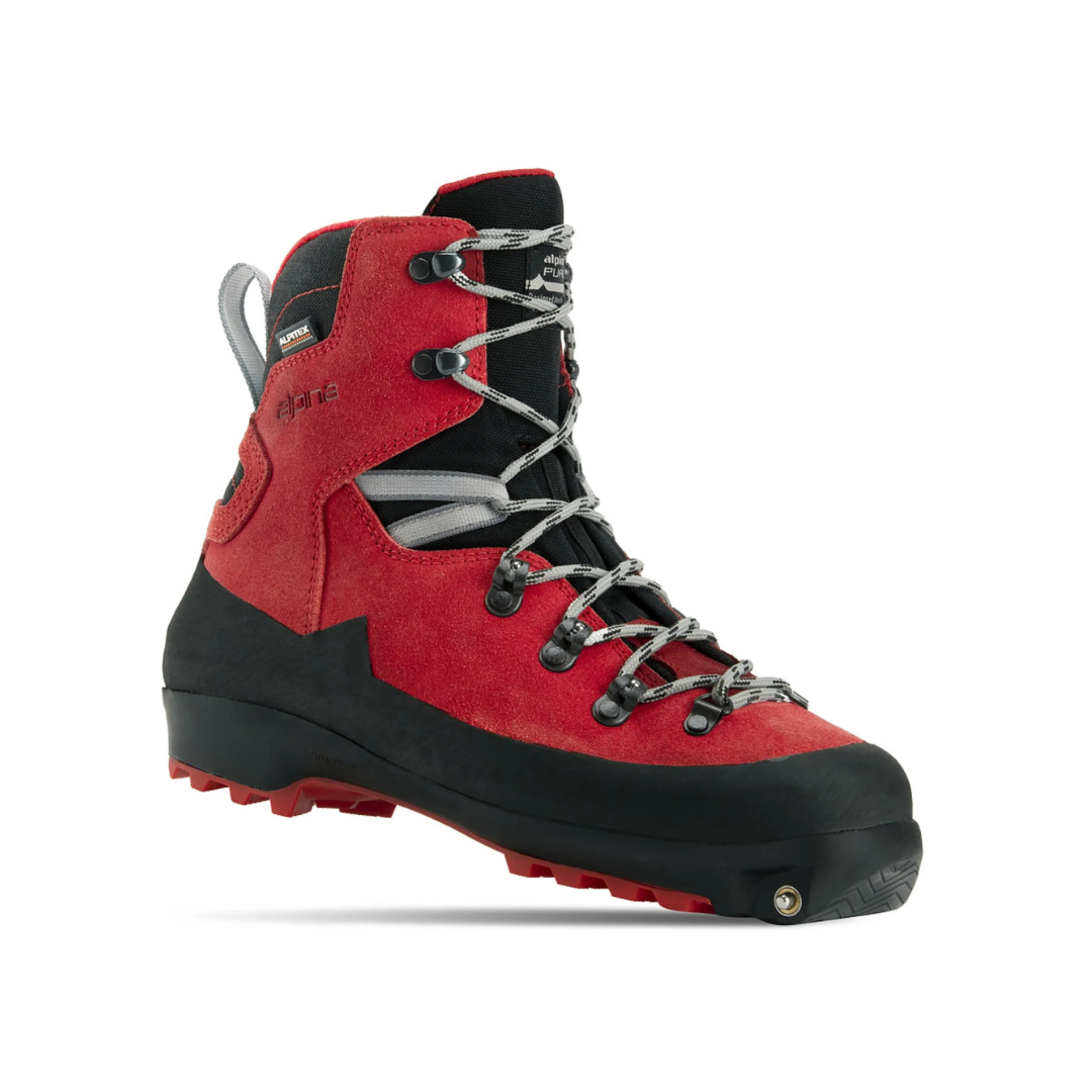 La chaussure de randonnée ALASKA XP est robuste avec un design rouge et noir, des lacets gris et une coupe haute à la cheville. Elle est dotée de semelles à crampons profonds pour une meilleure adhérence et d'un composant métallique près de l'orteil pour une durabilité accrue.