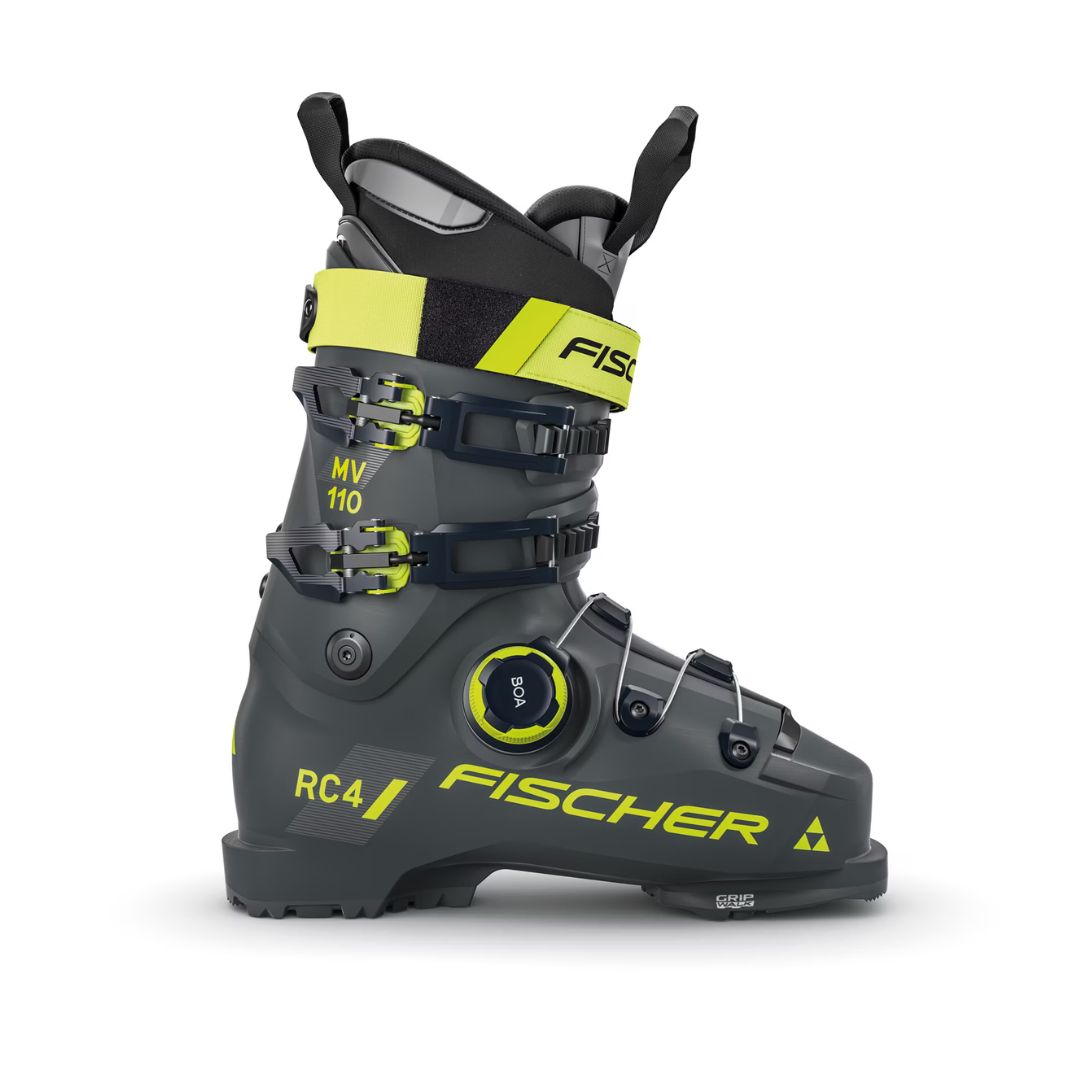 Chaussure de ski alpin Fischer RC4 110 MV BOA VAC GW grise et verte avec trois boucles noires et bordure jaune, arborant le logo Fischer, un design robuste et « MV 110 » sur le côté.