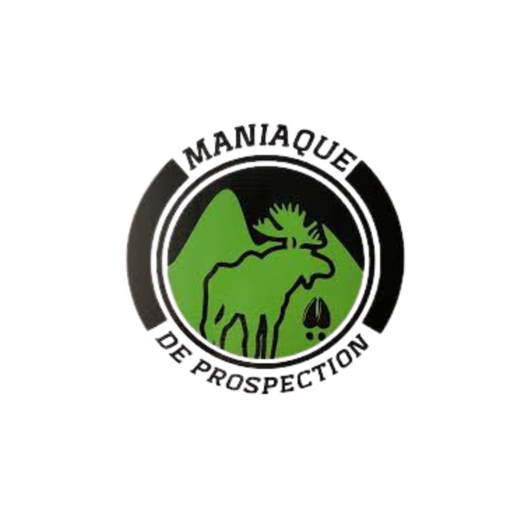 Logo circulaire sur fond vert, représentant un élan, deux montagnes et une piste d'animaux. Les mots "MANIAQUE DE PROSPECTION" apparaissent en noir et blanc sur le pourtour extérieur.