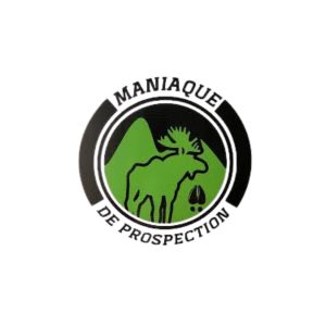 Logo circulaire sur fond vert, représentant un élan, deux montagnes et une piste d'animaux. Les mots "MANIAQUE DE PROSPECTION" apparaissent en noir et blanc sur le pourtour extérieur.