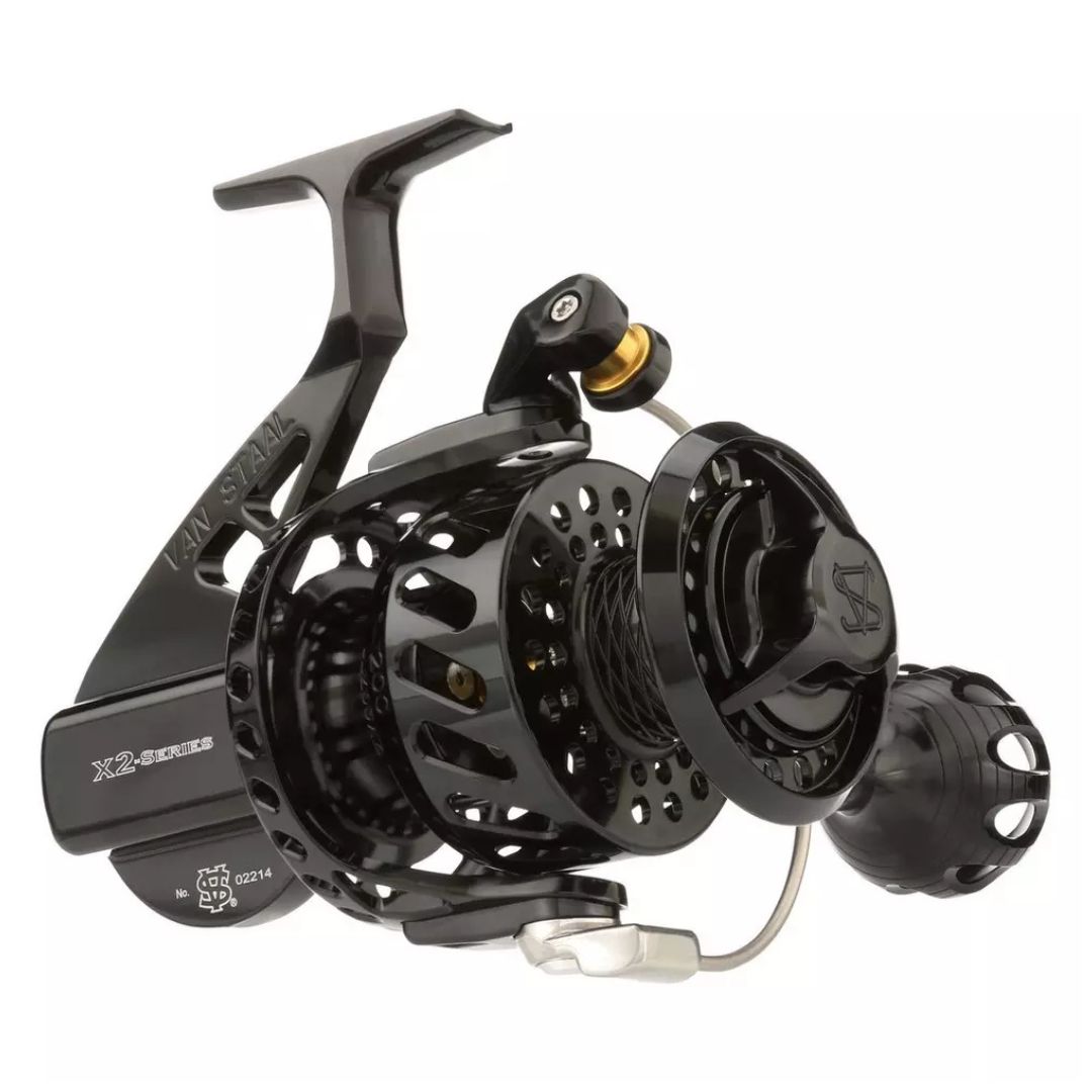 Vue rapprochée d'un moulinet de pêche au lancer Van Staal X2 Series noir, mettant en valeur son design épuré et ses composants métalliques détaillés sur fond blanc.