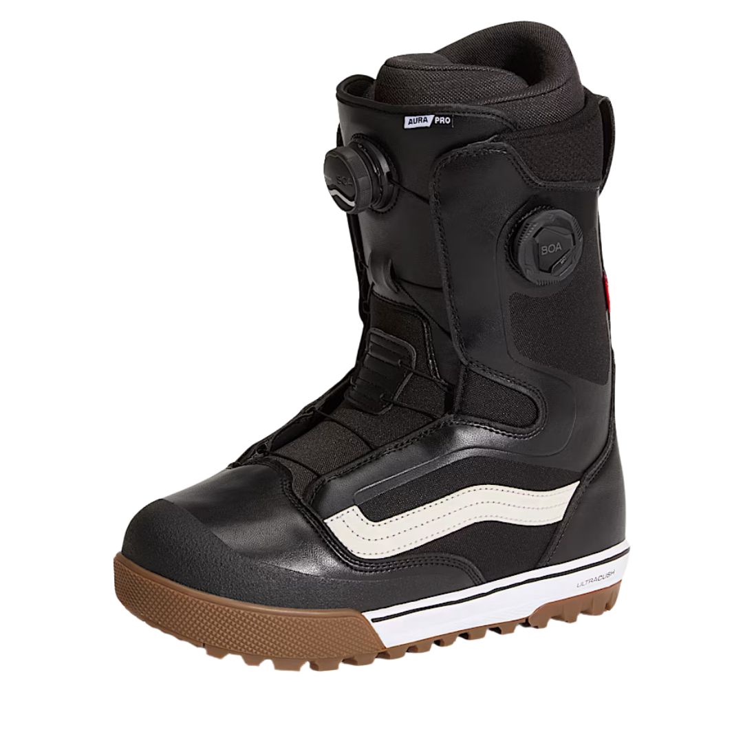 La BOTTE DE PLANCHE À NEIGE VANS AURA PRO POUR HOMME est une chaussure de snowboard noire avec une bande ondulée blanche, une semelle texturée marron, des lacets noirs, deux cadrans BOA sur le côté et la languette, et un intérieur rembourré pour plus de confort.