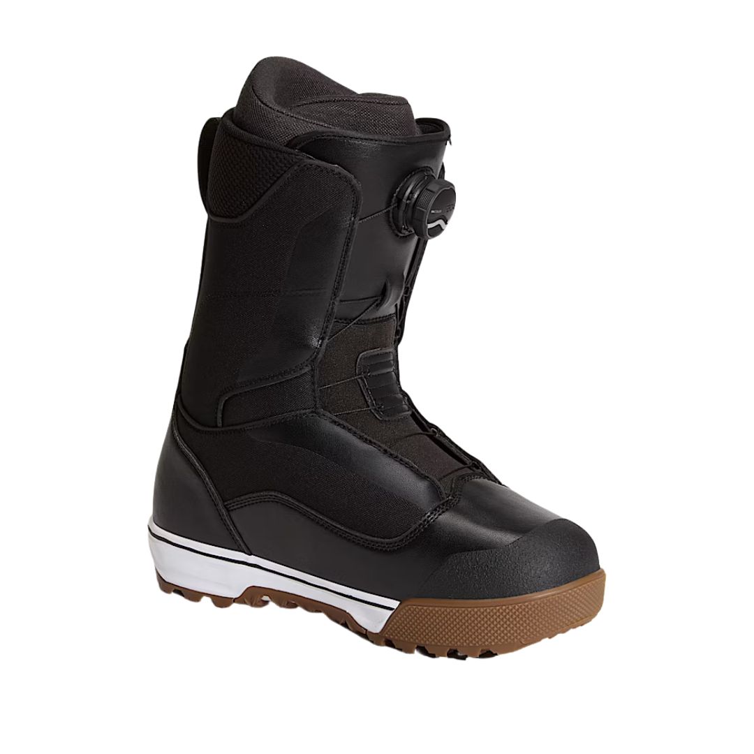 La chaussure de snowboard VANS Aura Pro pour homme présente une semelle en caoutchouc marron, une semelle intermédiaire blanche et un système de fermeture à cadran à l'avant, présenté de biais sur un fond blanc uni.