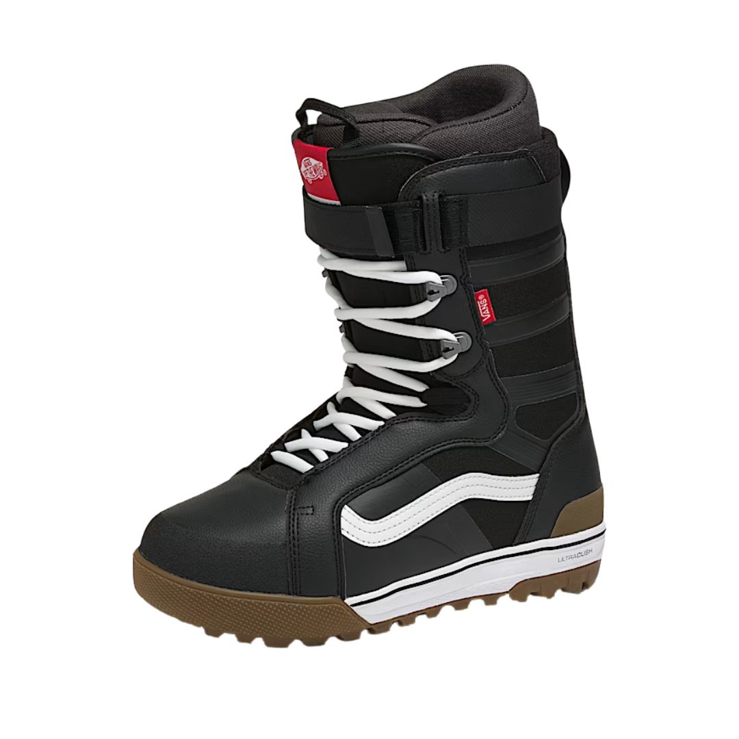 La HI-STANDARD PRO BROWN/RED GR 9 est une chaussure de snowboard noire avec des lacets blancs, une bande latérale blanche, une semelle marron et des accents de logo rouge sur la languette et le côté, sur fond blanc.