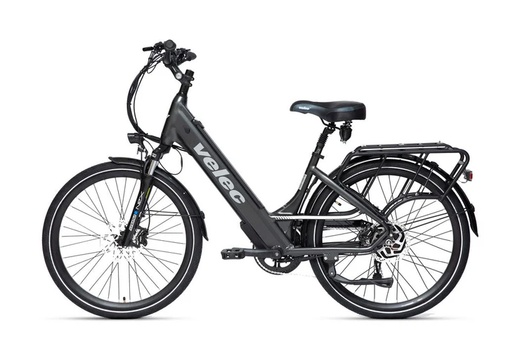 Un vélo électrique noir élégant avec le logo « Velec » sur le cadre. Il est doté d'une selle confortable, de pneus larges, d'un porte-bagages arrière et de freins à disque. Le vélo a un design moderne mettant l'accent sur la praticité et le confort.