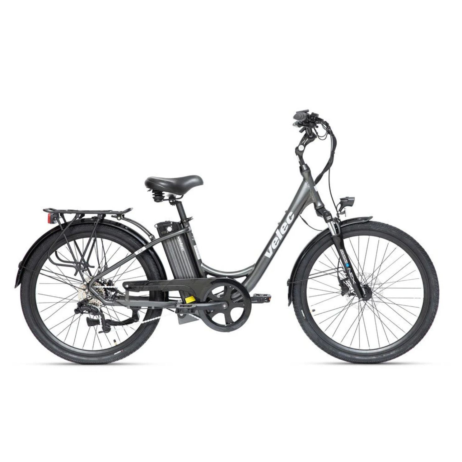 Le VÉLO HYBRIDE ÉLECTRIQUE VELEC A2 est un vélo électrique noir doté d'un cadre traversant, d'un guidon droit, d'une batterie verticale derrière le tube de selle, de garde-boue avant et arrière, d'un porte-bagages arrière et de l'inscription "Velec" sur le cadre.