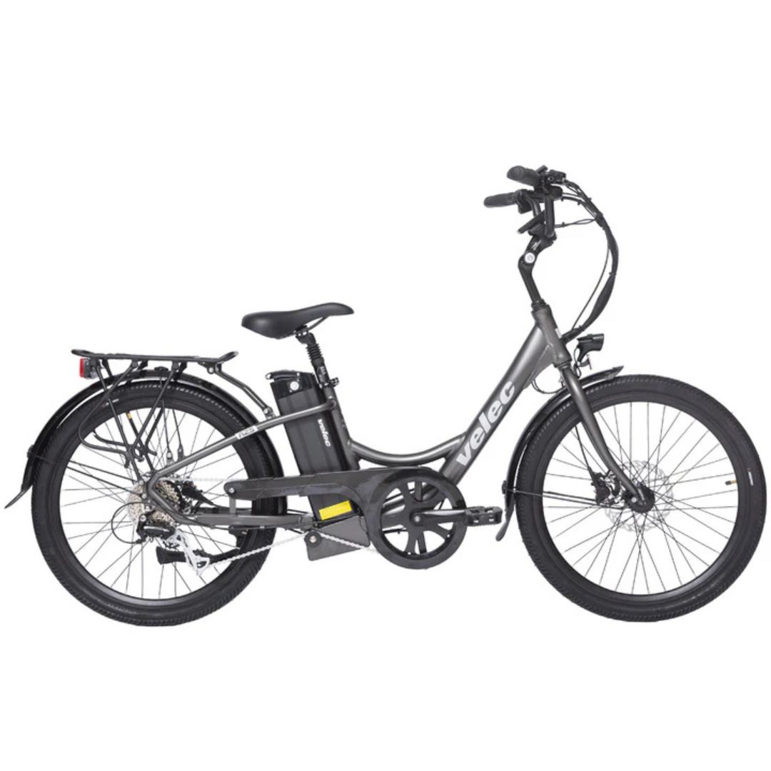 Un vélo électrique Velec noir avec un cadre traversant, un porte-bagages arrière, des garde-boue avant et arrière et une batterie montée sur le cadre, présenté dans une vue de profil latéral sur fond blanc.
