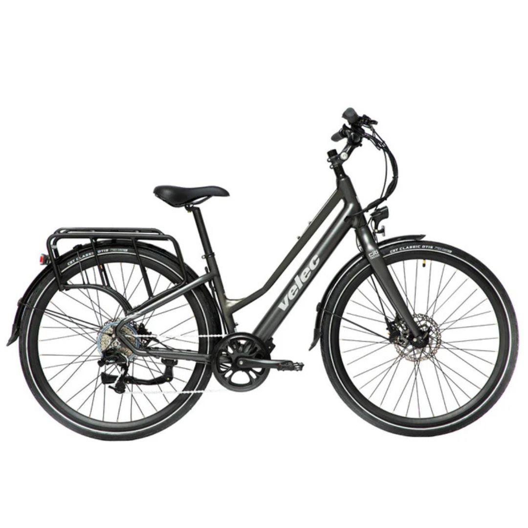 Un vélo électrique Velec noir avec un cadre traversant, un porte-bagages arrière, des garde-boue avant et arrière et des freins à disque, présenté de côté sur fond blanc.