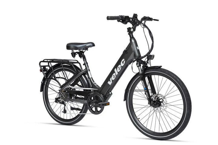 Un vélo électrique noir avec le nom de la marque « Velec » sur le cadre. Il est doté d'un siège rembourré, d'un porte-bagages arrière, de pneus épais, d'amortisseurs avant et d'un moteur visible dans le moyeu de la roue arrière. Le vélo est positionné sur un fond blanc.