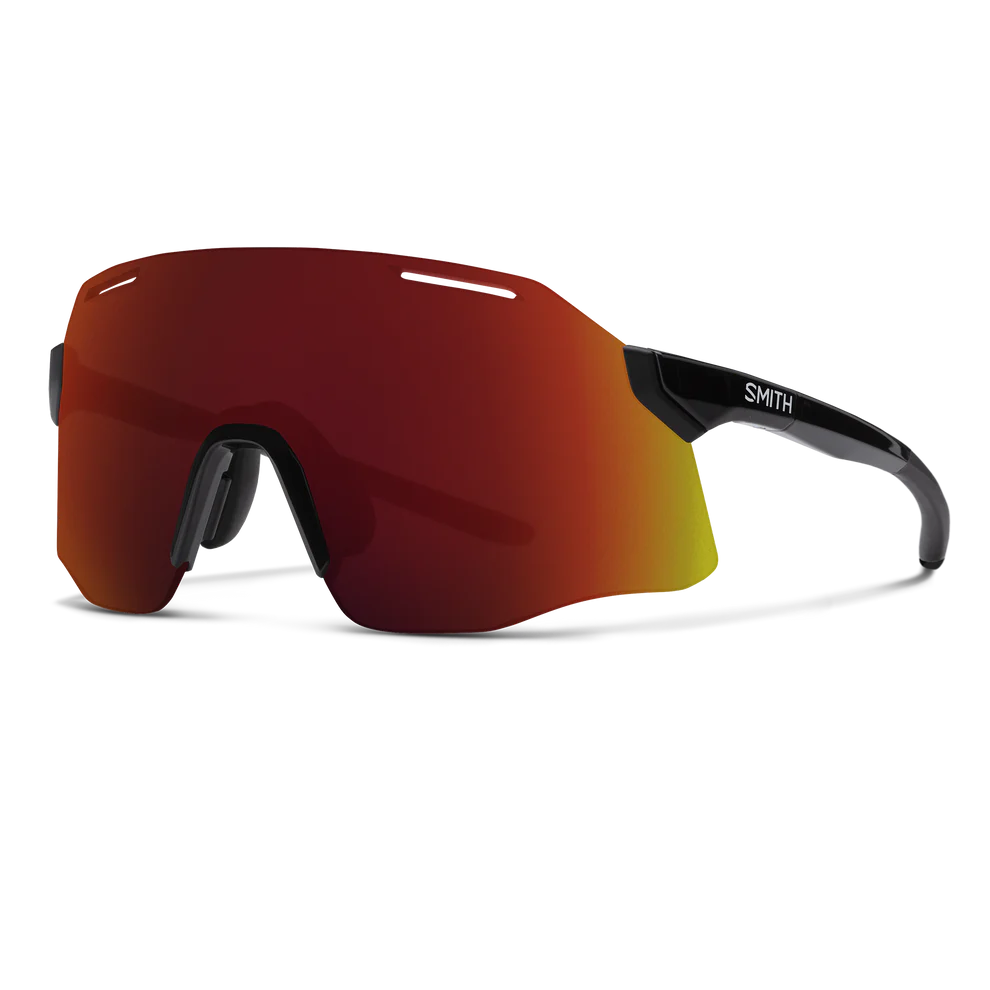 Les lunettes de soleil de sport VERT sont dotées d'un verre unique sans soudure, à effet miroir rouge et jaune, de branches noires et du logo « SMITH » sur la branche gauche, sur fond blanc.