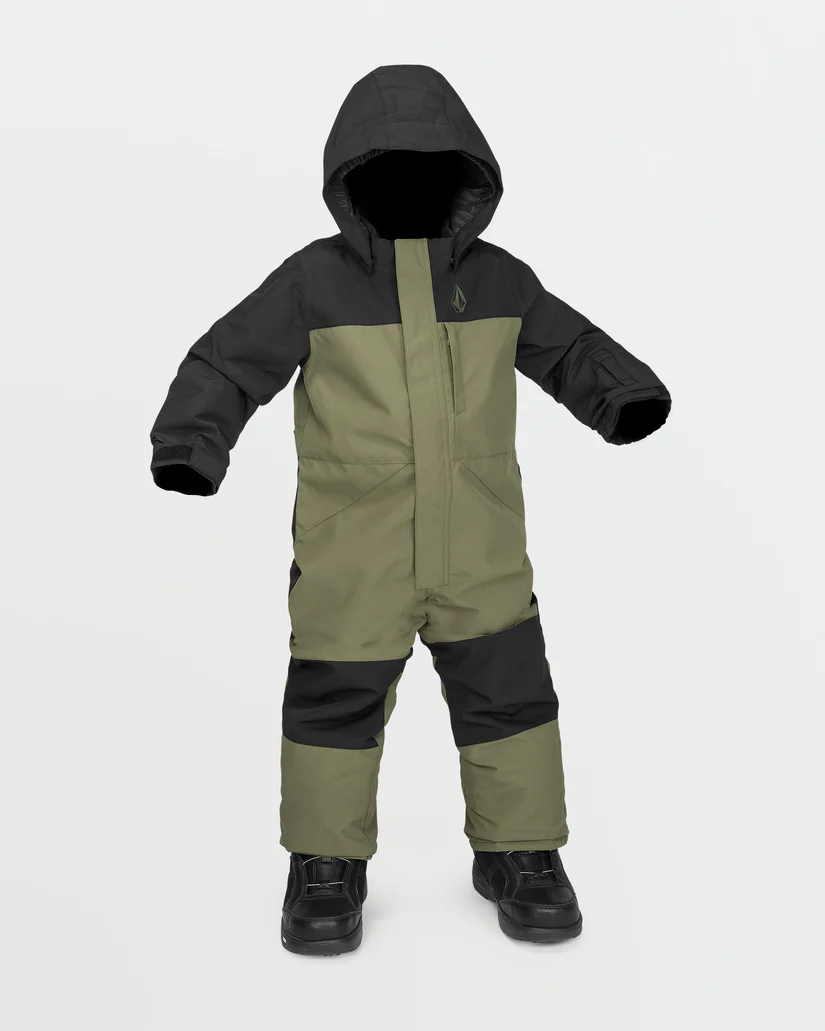 Une combinaison de ski pour enfant présentée sur un fond blanc uni. La combinaison est bicolore, avec du vert olive couvrant le torse, le haut des jambes et l'avant-bras, et du noir sur les épaules, la capuche, les coudes, les genoux et les jambes. La combinaison comprend une capuche, une fermeture éclair sur le devant et des gants noirs.