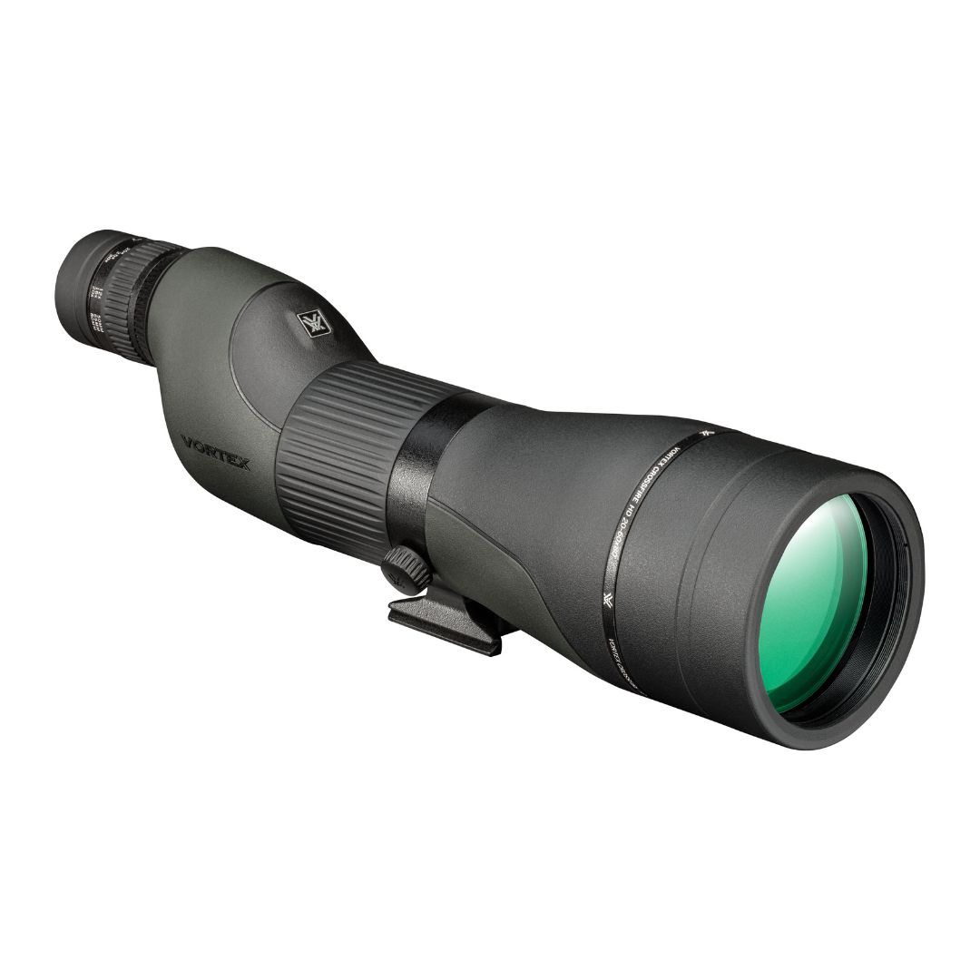 Une lunette d'observation Vortex noire avec un grand objectif teinté vert, un oculaire incliné, un réglage de la mise au point et un support de montage, sur fond blanc.