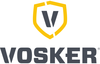 Logo VOSKER comportant un contour de bouclier jaune stylisé avec une lettre noire « V » à l'intérieur, positionnée au-dessus du mot majuscule en gras « VOSKER » en lettres noires.