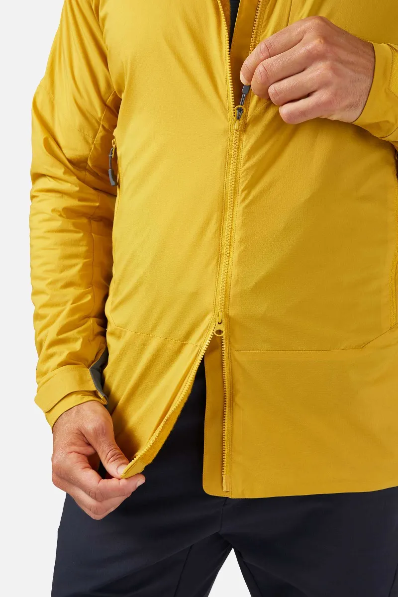 Une personne ferme la fermeture éclair d'une veste jaune vif. La veste comporte des poches latérales et la personne porte un pantalon foncé. Sa main est sur la fermeture éclair, ajustant le vêtement. L'arrière-plan est blanc uni.
