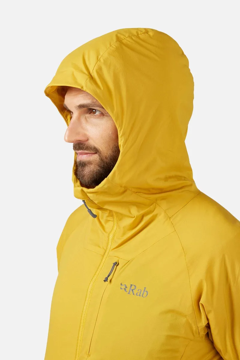 Une personne porte une veste de pluie jaune Rab avec la capuche relevée. La veste a une fermeture éclair et une petite poche de poitrine. La personne regarde vers la gauche sur un fond uni.
