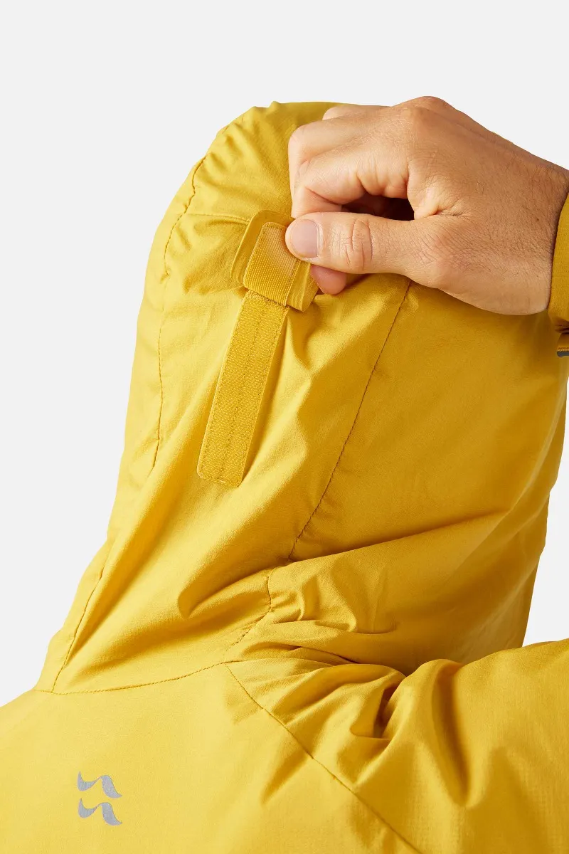 Une personne ajuste le cordon de serrage de la capuche d'une veste jaune vif, vue de dos. La veste comporte une capuche avec une petite languette pour les ajustements et un détail réfléchissant subtil en bas.