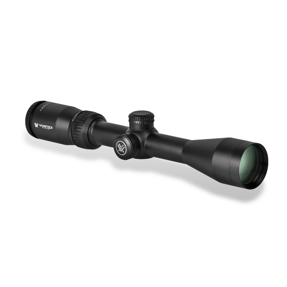 Une lunette de visée Vortex noire avec des cadrans de réglage et un objectif teinté en vert, vue de biais sur un fond blanc.