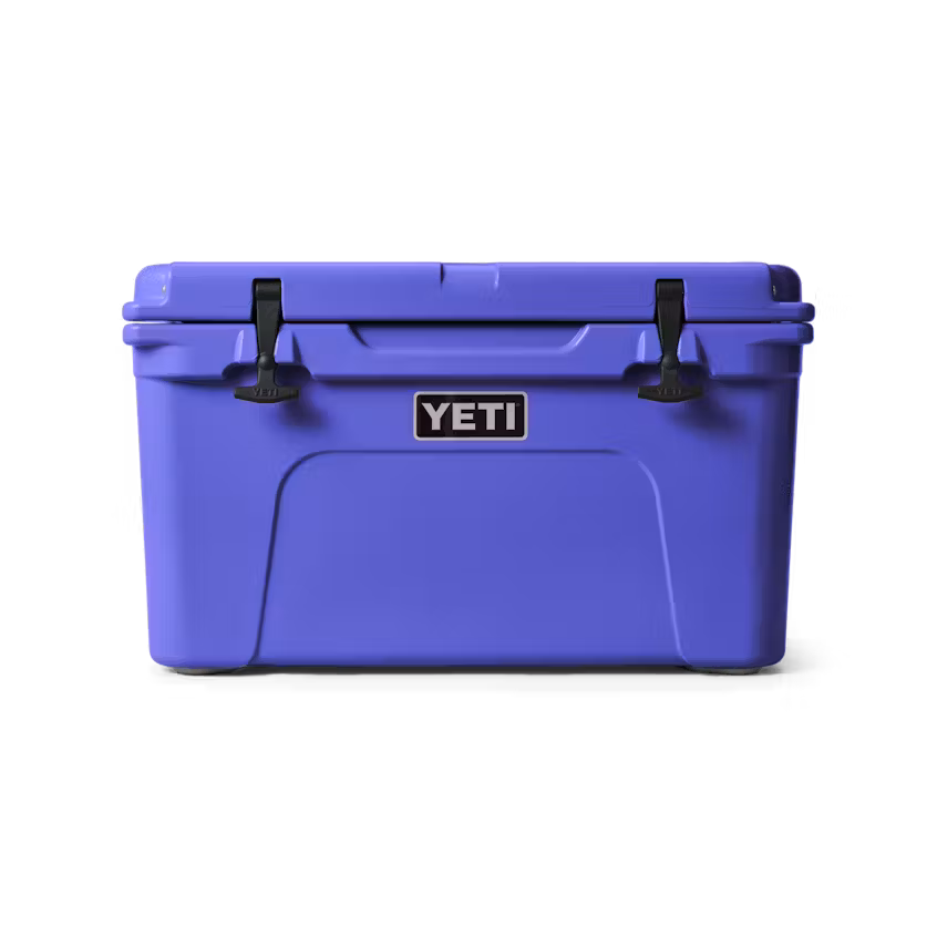 Une glacière YETI violette avec des fermetures noires et un logo YETI central, présentée fermée sur un fond blanc.