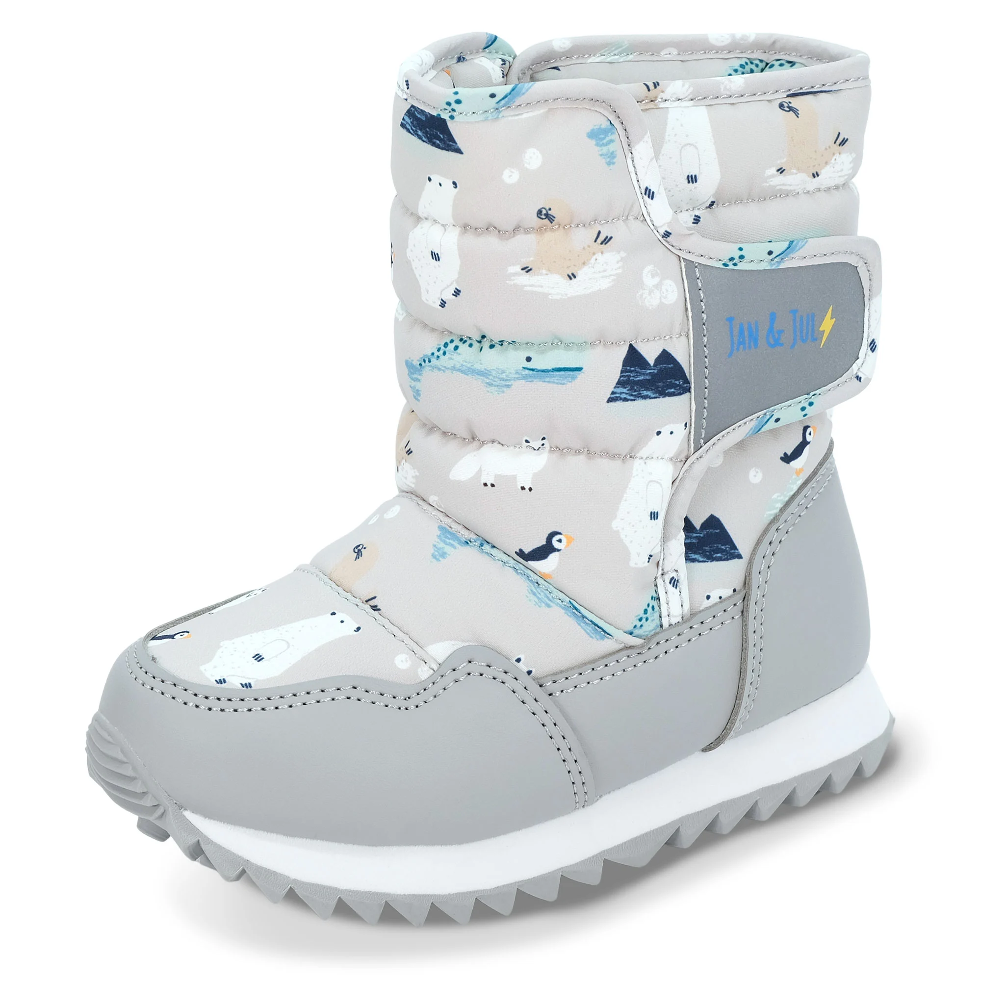Les TALL PUFFY WINTER BOOTS pour enfants sont dotées d'une semelle grise striée, d'une tige à motifs d'ours polaires, de pingouins et d'icebergs, et d'une bande velcro étiquetée "Jan & Jul" pour un ajustement sûr et une excellente traction hivernale.