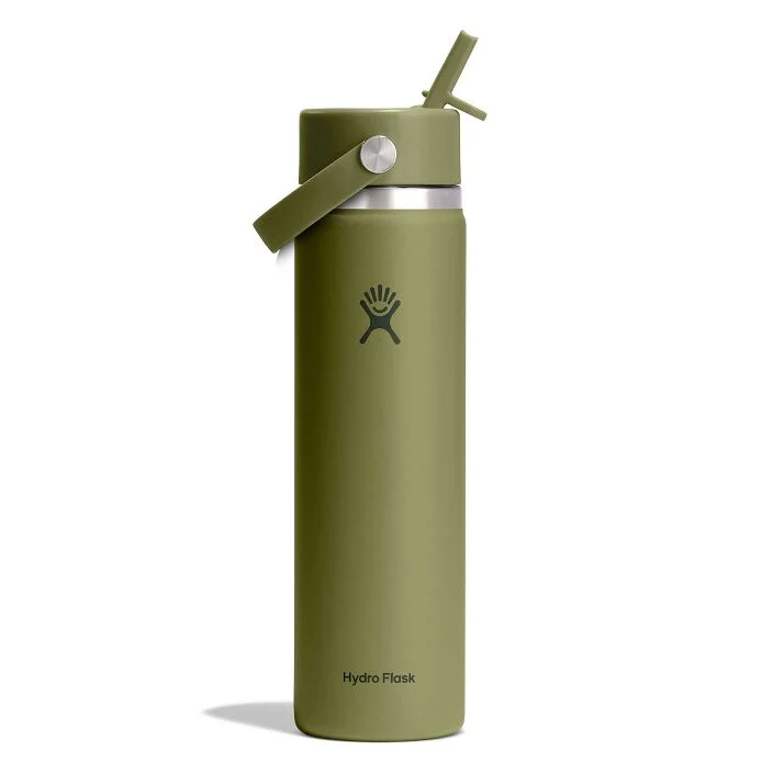 Une gourde Hydro Flask verte, dotée d'un couvercle à paille rabattable, est posée à la verticale sur un fond blanc. La gourde présente un design simple et moderne, ainsi qu'un petit logo imprimé sur le devant.