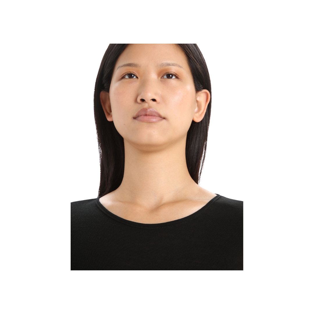 le haut couche de base ICEBREAKER à col rond everyday long sleeve crewe 175 en mérinos porter par une femme de couloir noir vue de face sur le visage et le cou