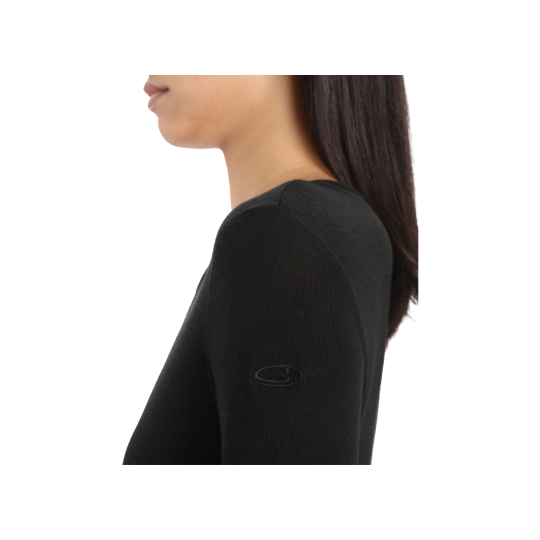le haut couche de base ICEBREAKER à col rond everyday long sleeve crewe 175 en mérinos porter par une femme de couloir noir vue de profil sur l'épaule gauche